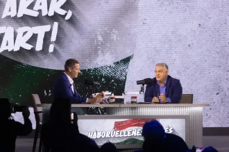 Vécére kísérő biztonsági őrök társaságában néztük meg, hogyan háborodnak fel Orbán hívei a TV2 műsorvezetőjének kérdésein