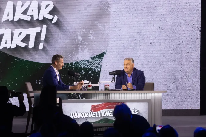 Vécére kísérő biztonsági őrök társaságában néztük meg, hogyan háborodnak fel Orbán hívei a TV2 műsorvezetőjének kérdésein