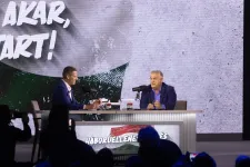 Vécére kísérő biztonsági őrök társaságában néztük meg, hogyan háborodnak fel Orbán hívei a TV2 műsorvezetőjének kérdésein