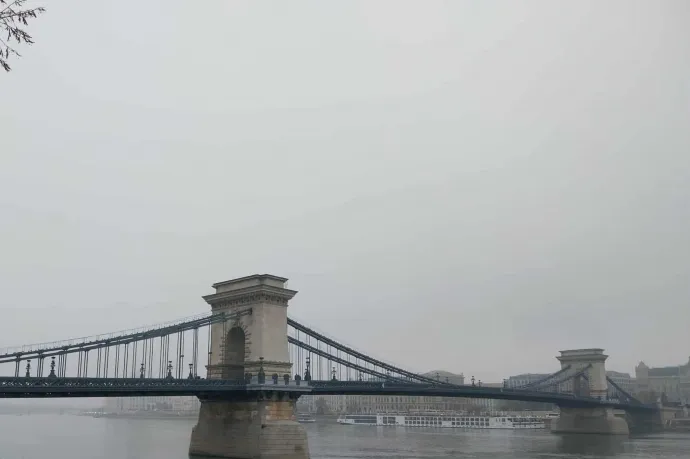 Viharos széllel és esővel jön a hidegfront hétfőn