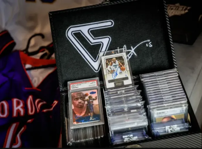 Custom-made box containing Tasnádi's examined and 1/1 sheets. Photo: István Huszti / Telex