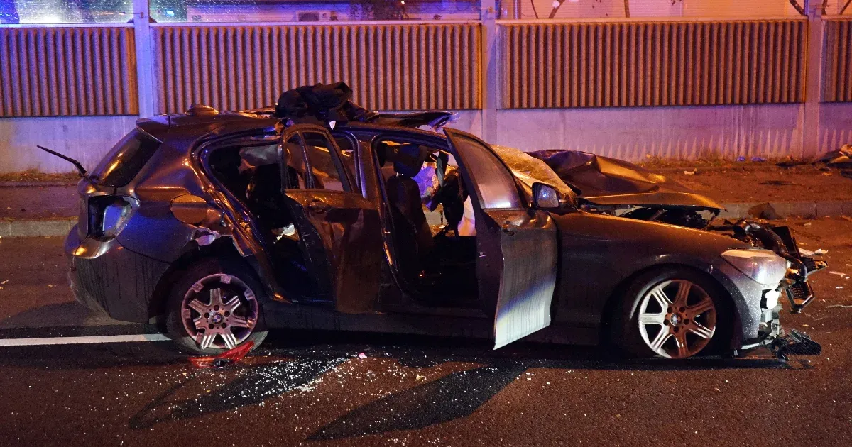 A Kodály köröndtől az M3-as bevezető szakaszáig követték a rendőrök, ott villanyoszlopnak hajtott, és meghalt egy fiatal férfi