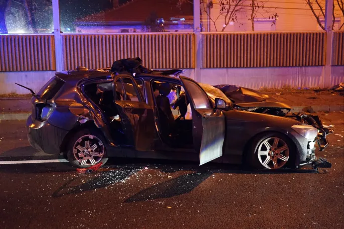 A Kodály köröndtől az M3-as bevezető szakaszáig követték a rendőrök, ott villanyoszlopnak hajtott, és meghalt egy fiatal férfi