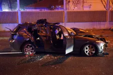 A Kodály köröndtől az M3-as bevezető szakaszáig követték a rendőrök, ott villanyoszlopnak hajtott, és meghalt egy fiatal férfi