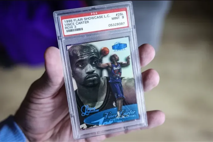 A 1998-99 Flair Showcase Legacy rookie card, numbered 99. Photo: István Huszti / Telex