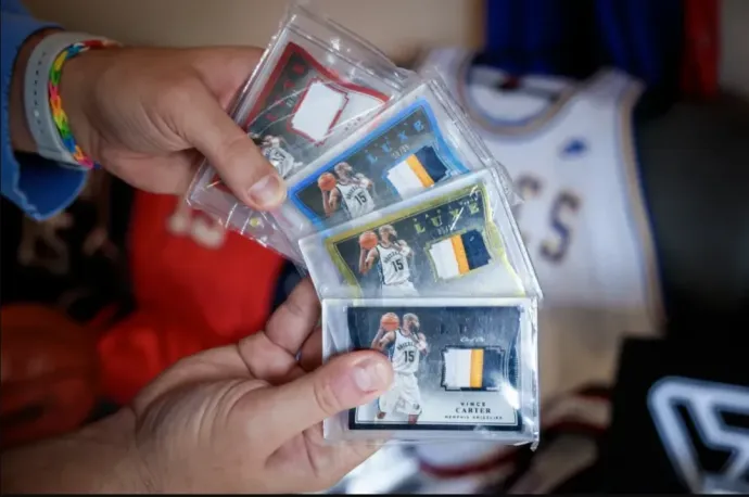 Above is a signed Panini Classic Buyback Paramount 1/1 card, below is a complete set of the 2015-16 Panini Luxe series, known as a rainbow. Photo: István Huszti / Telex