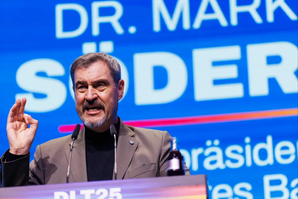 „Kreml-szolgák”, „Putyin udvari bolondjai” – éles kritikával illette a bajor miniszterelnök az AfD-t