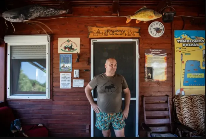 Márton Kövér on the veranda of the fishing pond office – Photo: János Bődey / Telex