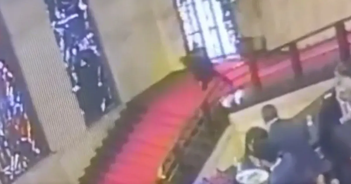 Egy olasz tanácsos megcsúszott a minisztérium lépcsőjén, több tízezer eurós ólomüveget tört darabokra