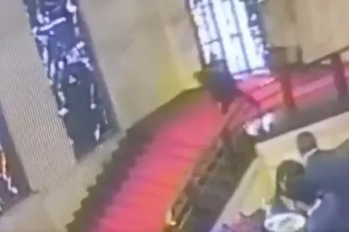 Egy olasz tanácsos megcsúszott a minisztérium lépcsőjén, több tízezer eurós ólomüveget tört darabokra