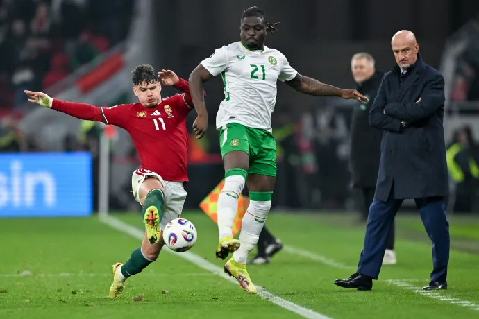 Kerkez Milos és Festy Ebosele a Magyarország–Írország labdarúgó-világbajnoki selejtezőmérkőzésen a Puskás Arénában 2025. november 16-án, jobbra Marco Rossi szövetségi kapitány – Fotó: Illyés Tibor / MTI