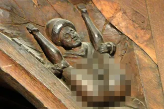 Miért mutogatja a heréit a herefordi templom évszázadokra elfeledett domborműve?