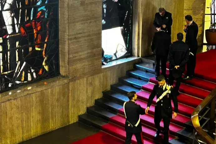 Egy olasz tanácsos megcsúszott a minisztérium lépcsőjén, több tízezer eurós ólomüveget tört darabokra