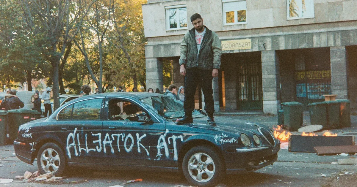 „Az, hogy szolga legyek közöttetek, testidegen” – Beton.Hofit kiteszik a mezőre, de azért rágyújt Tarr Bélával