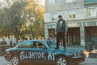 „Az, hogy szolga legyek közöttetek, testidegen” – Beton.Hofit kiteszik a mezőre, de azért rágyújt Tarr Bélával