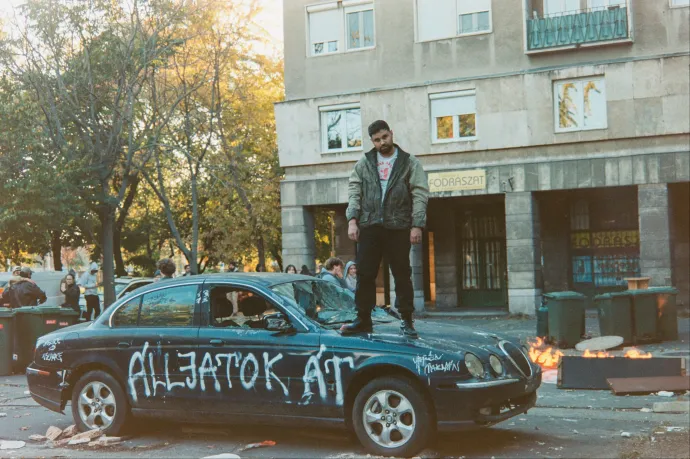 „Az, hogy szolga legyek közöttetek, testidegen” – Beton.Hofit kiteszik a mezőre, de azért rágyújt Tarr Bélával