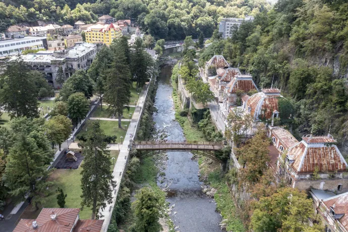 Herkulesfürdő madártávlatból, balra a település jelképének számító Szapáry-fürdő – Fotó: Dalmasso Monica / Hemis via AFP