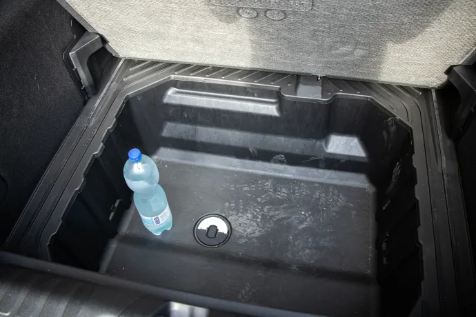 Az óriási alsó tárolódoboznak köszönhetően nagy a raktér – Fotó: Macsuga János