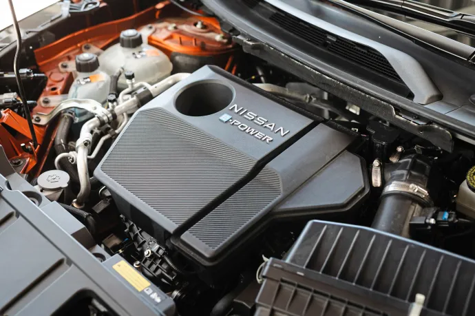 A Nissan benzinmotorja nem a kerekeket, hanem generátort hajtja – Fotó: Rossen Gargolov / autóMAGAZIN