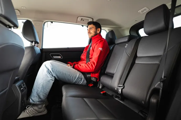 Méretes lábtér a Nissan hátsó ülésénél – Fotó: Rossen Gargolov / autóMAGAZIN