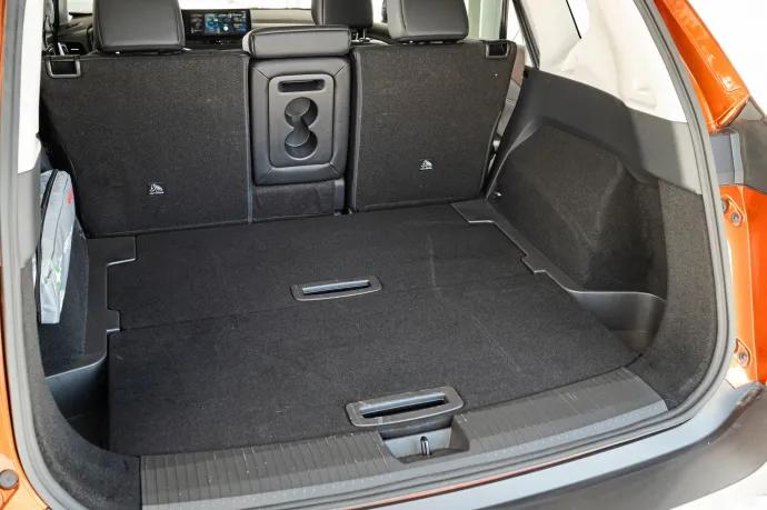 Minőségi a Nissan beltere, 575-ről 1396 literre bővíthető a csomagtartója, de versenytársaiénál kisebb a terhelhetősége – Fotó: Rossen Gargolov / autóMAGAZIN