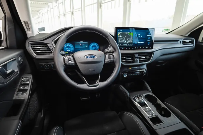 Olcsó beltéri anyagok és hatalmas, alaphelyzetben is 628 literes csomagtér a Fordban, de utóbbi ledöntött ülésekkel 1517 literre bővíthető – Fotó: Rossen Gargolov / autóMAGAZIN