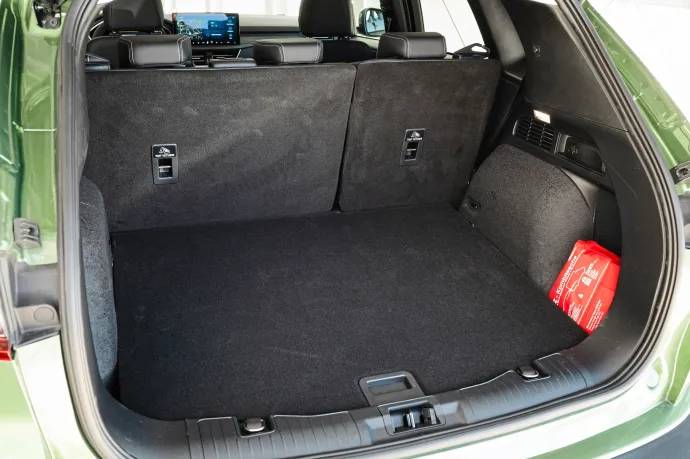 Olcsó beltéri anyagok és hatalmas, alaphelyzetben is 628 literes csomagtér a Fordban, de utóbbi ledöntött ülésekkel 1517 literre bővíthető – Fotó: Rossen Gargolov / autóMAGAZIN