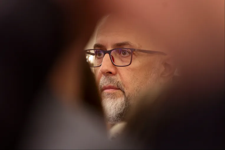 A csatorna él, de a párbeszéd halott: megnéztük, hogyan működik a KelemenHunorÉlőben chatcsoport