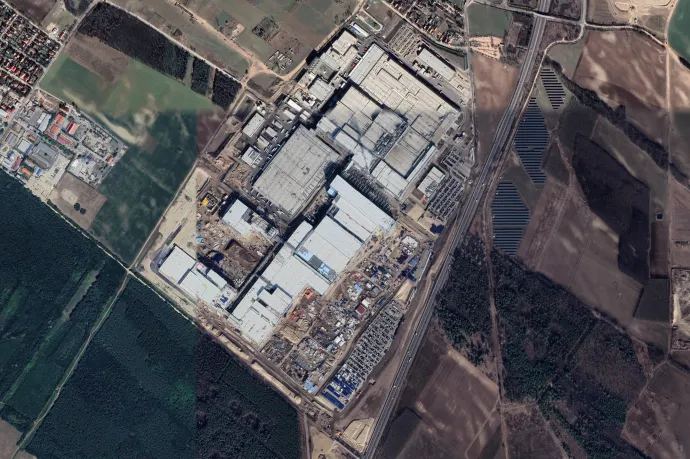 A gyár 2023-ban és 2025-ben – Fotó: Google Earth / Telex