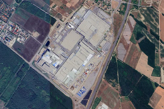 A gyár 2023-ban és 2025-ben – Fotó: Google Earth / Telex
