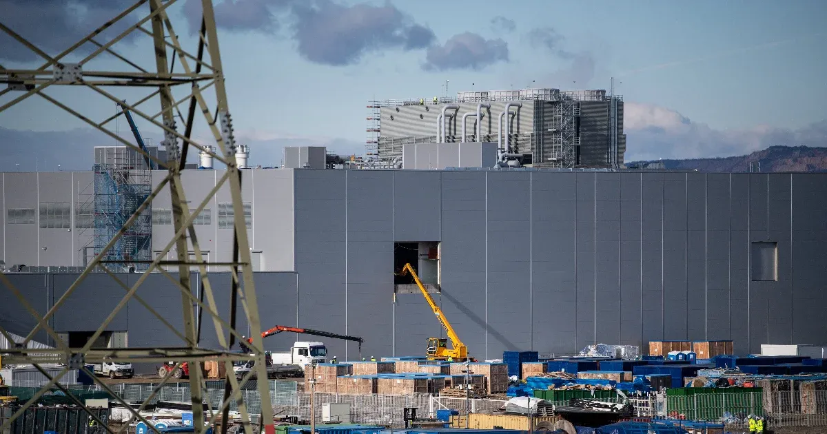 Úgy kap a Samsung 133 milliárdot a kormánytól, hogy másfél év alatt több mint ezer dolgozót leépített