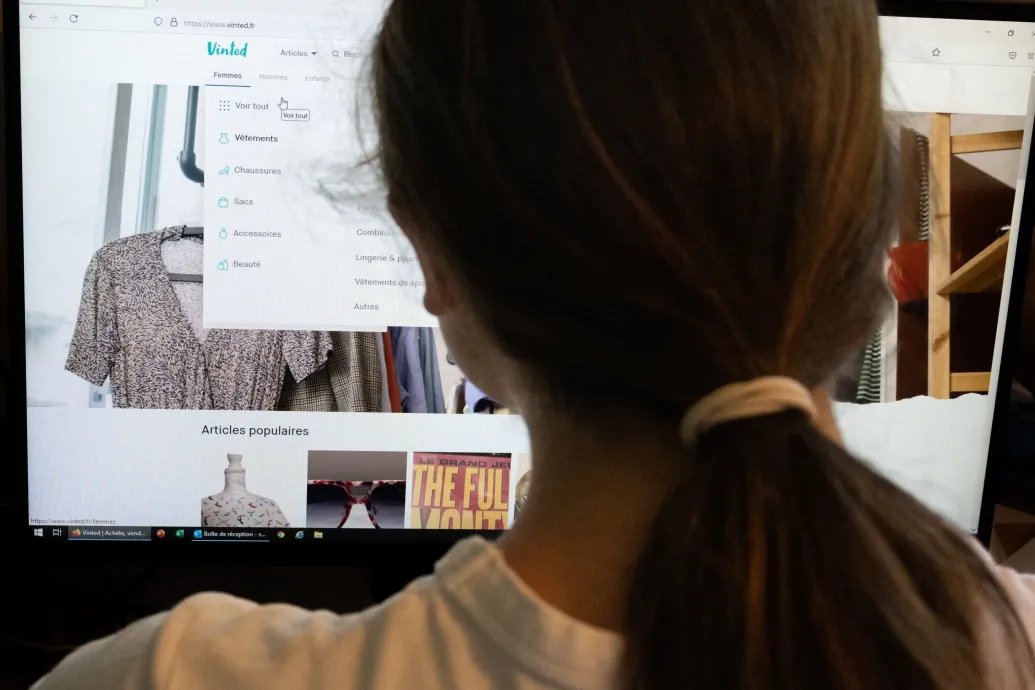 Vizsgálatot indítanak a francia hatóságok a Vinted ellen a platformon feltűnő, pornóra vezető linkek miatt – Forrás: Telex.hu