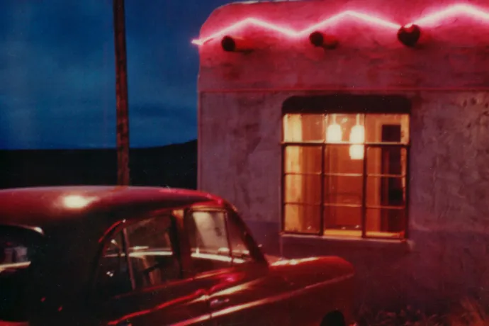 Olcsó szállodák, naplemente, neon