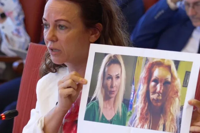 Ma szavaz a parlament arról, elvegyék-e Szabó Tímea egyhavi tiszteletdíját, amiért felmutatta az összevert Orosz Bernadett fotóját