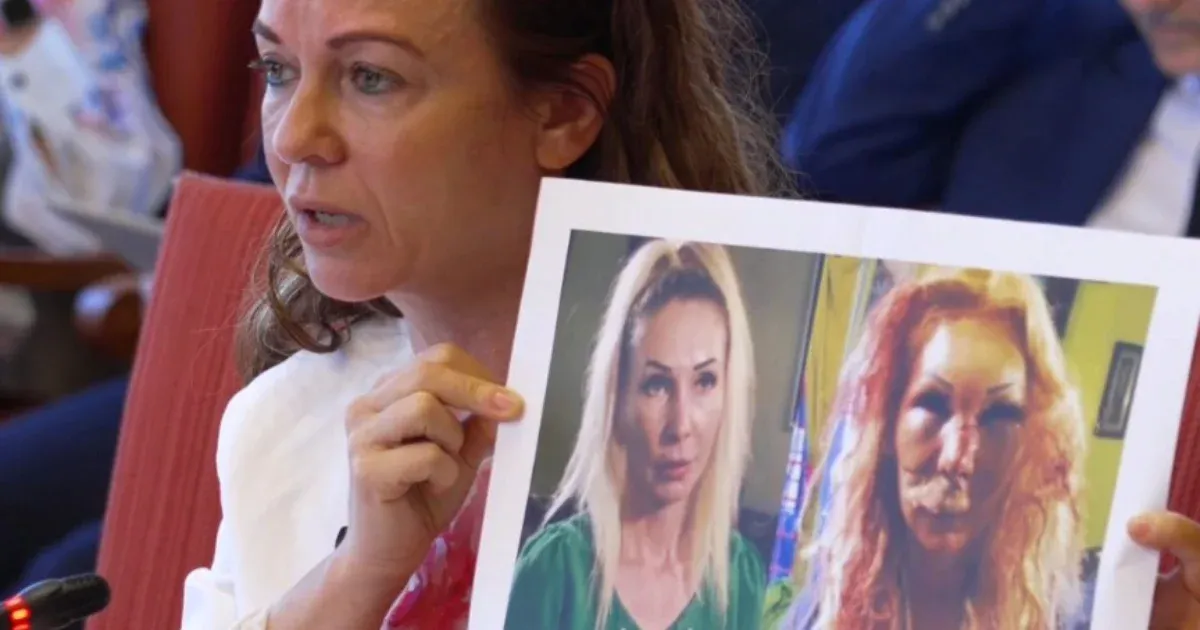 Ma szavaz a parlament arról, elvegyék-e Szabó Tímea egyhavi tiszteletdíját, amiért felmutatta az összevert Orosz Bernadett fotóját