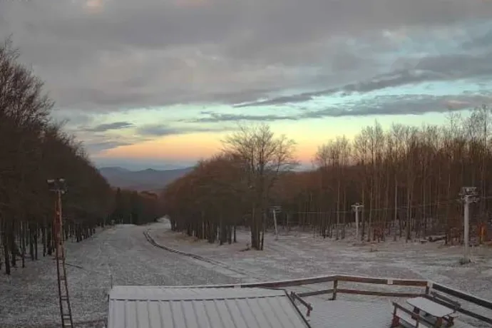 Megérkezett az idei első hó, kifehéredett a Kékes