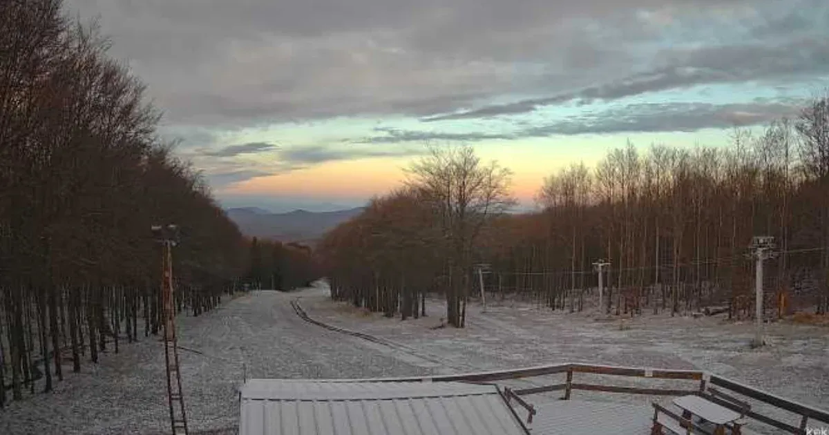 Megérkezett az idei első hó, kifehéredett a Kékes