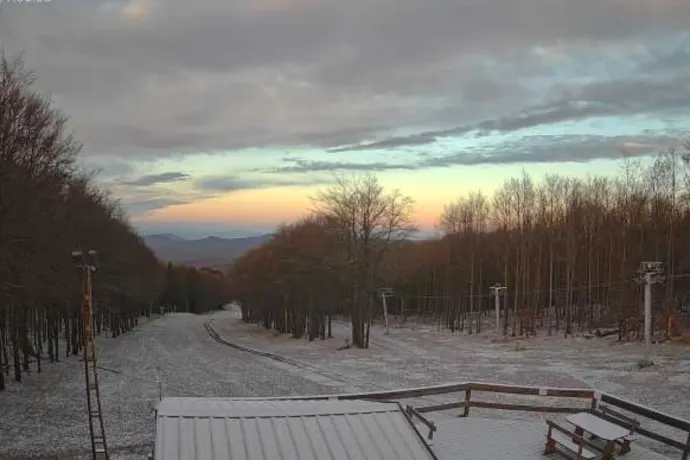 Megérkezett az idei első hó, kifehéredett a Kékes