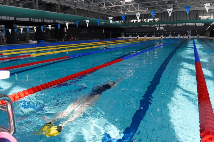 Januártól reggel hat és este nyolc között lesznek nyitva az állami uszodák