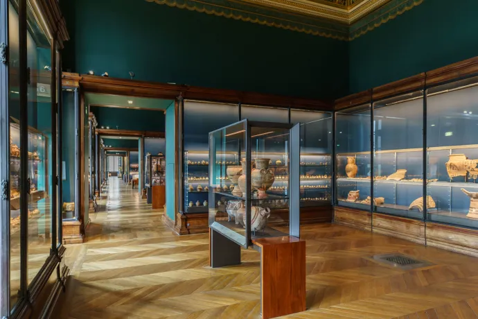 Görög, etruszk és római kiállítás a Louvre Sully-szárnyának első emeletén – Fotó: Gilles Targat / Photo12 / AFP