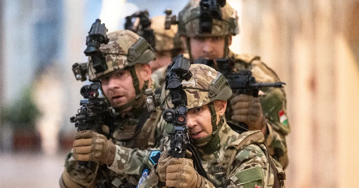 120 ezer forint értékű SZÉP kártyát hoz a katonáknak a Mikulás