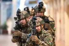 120 ezer forint értékű SZÉP kártyát hoz a katonáknak a Mikulás