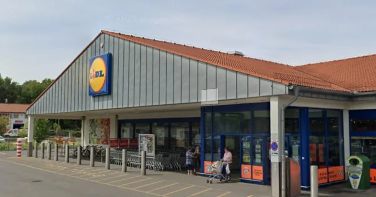 Vádat emeltek a volt kormánytisztviselő ellen, aki egy mikrót használt álcának lopás közben a balassagyarmati Lidlben