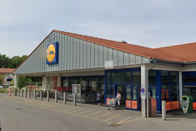 Vádat emeltek a volt kormánytisztviselő ellen, aki egy mikrót használt álcának lopás közben a balassagyarmati Lidlben