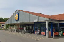 Vádat emeltek a volt kormánytisztviselő ellen, aki egy mikrót használt álcának lopás közben a balassagyarmati Lidlben