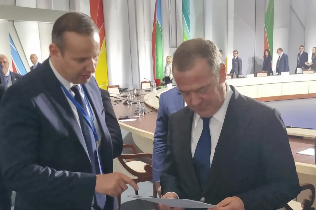 Kárpátaljáról szóló dokumentumot adott át Medvegyevnek Toroczkai László – Forrás: Telex.hu