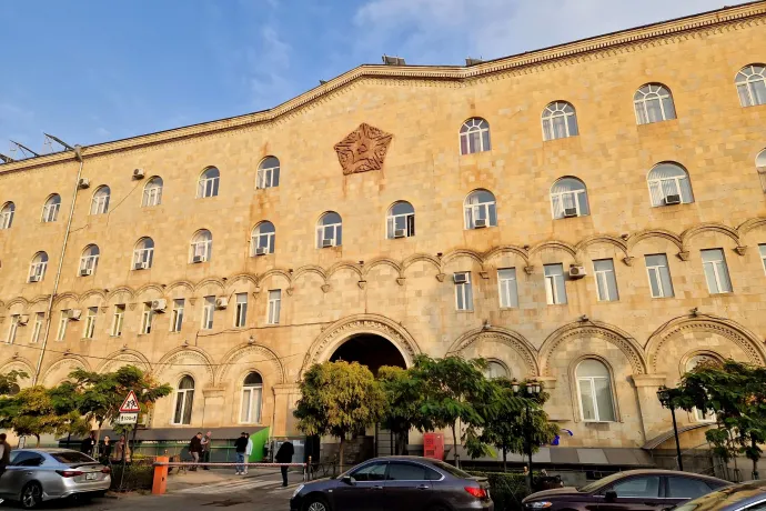 Miért pont a jereváni rádió szerepel a jól ismert osztogatós-fosztogatós viccben?