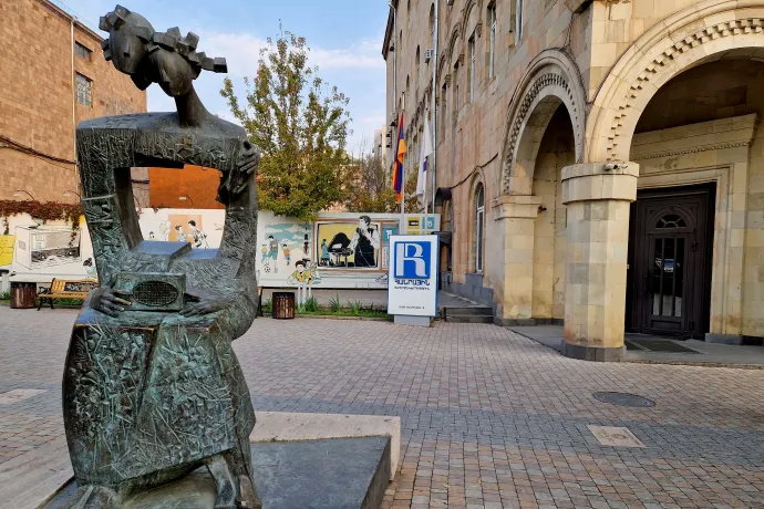 A jereváni rádió előtti emlékmű és az épület kerítése – Fotó: Ághassi Attila / Telex