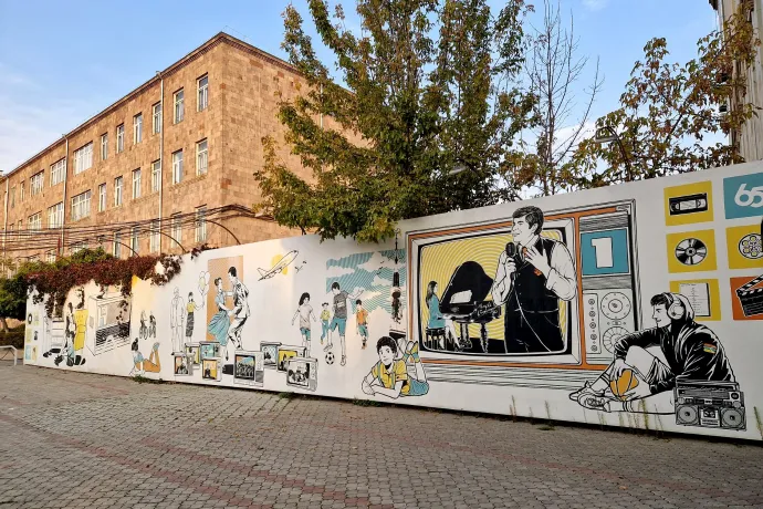 A jereváni rádió előtti emlékmű és az épület kerítése – Fotó: Ághassi Attila / Telex