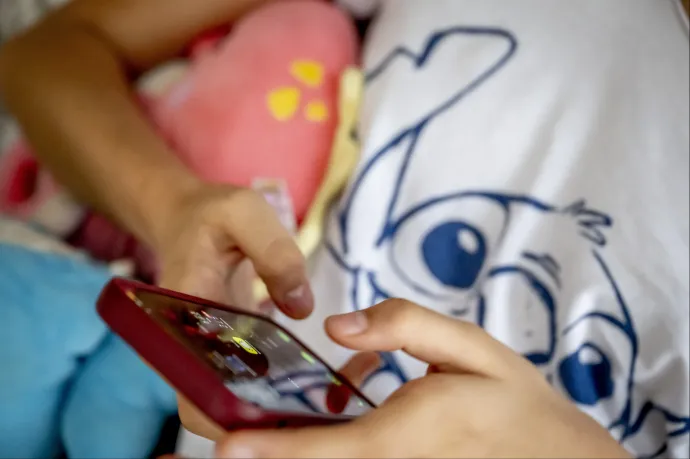 Ötből egy kiskorút kértek már arra, hogy explicit fotót küldjön magáról online